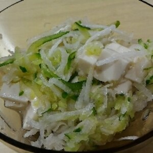 塩でしめた豆腐と大根ときゅうりのサラダ